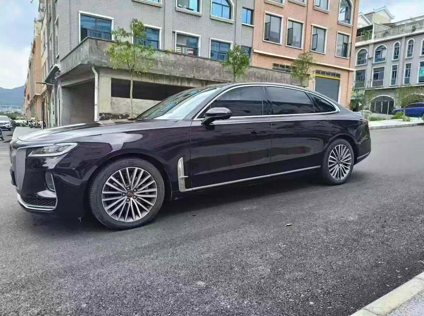 红旗H9 正面外观三