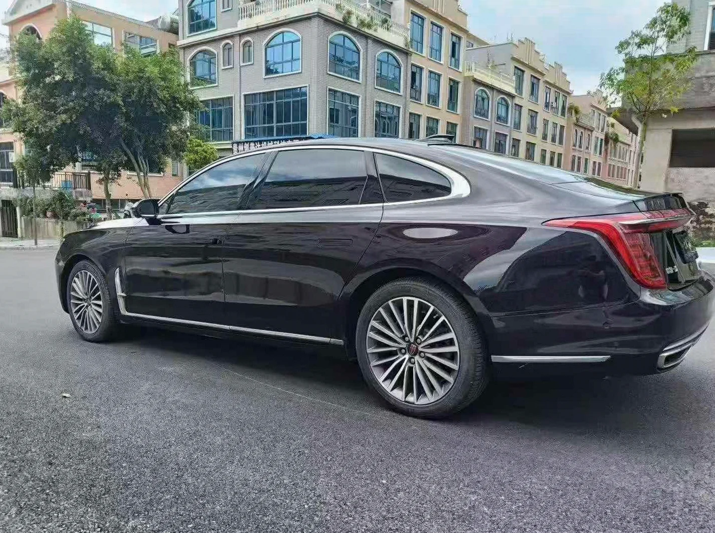 红旗H9 后面外观一
