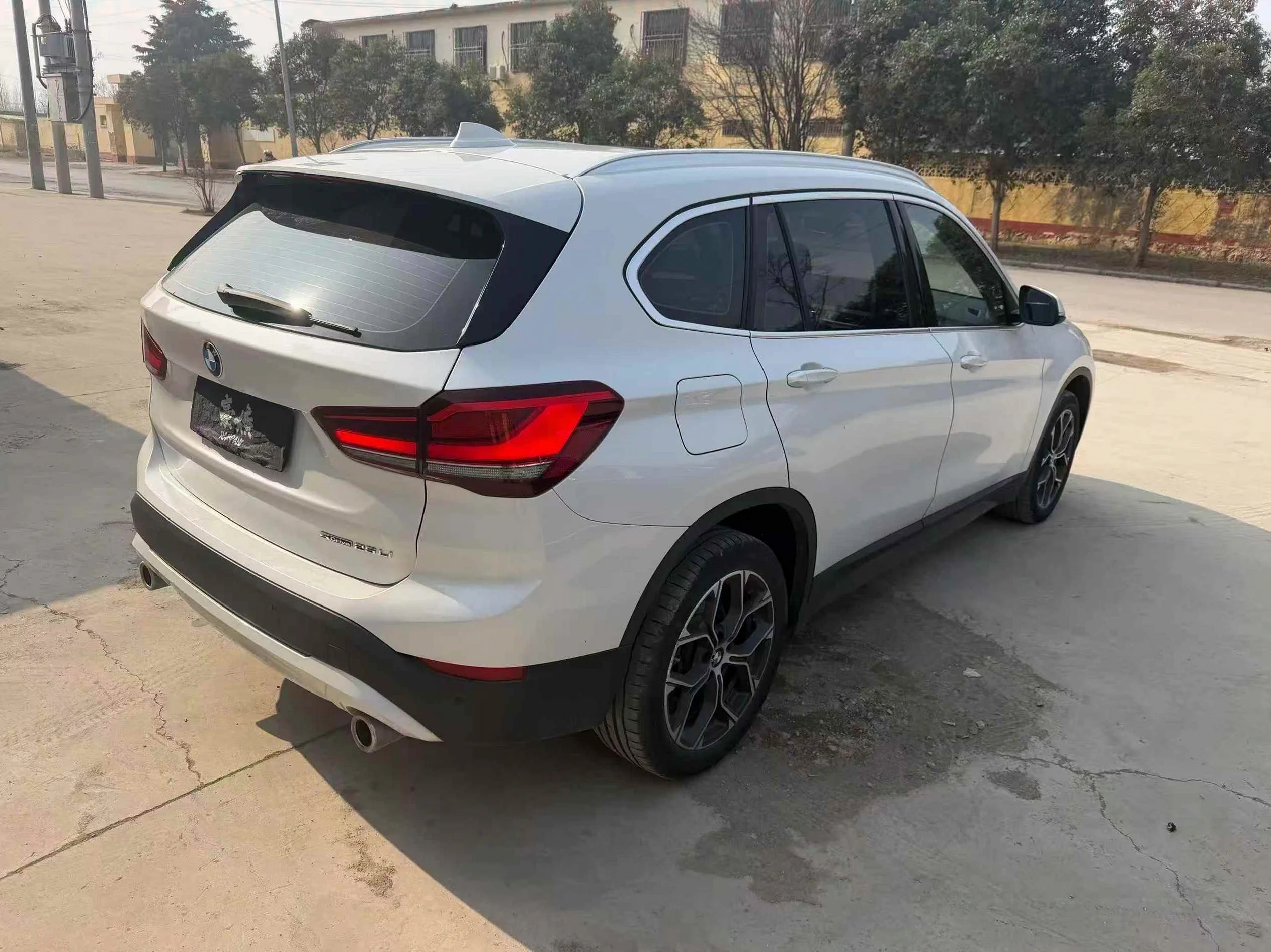宝马X1 后面外观三