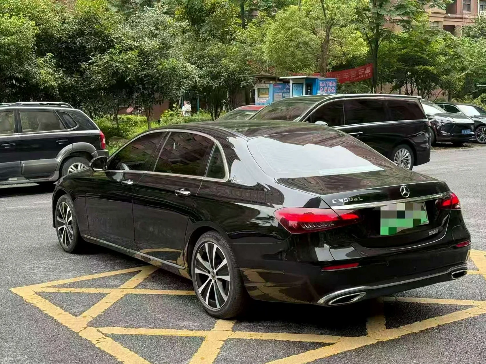 奔驰E 后面外观二