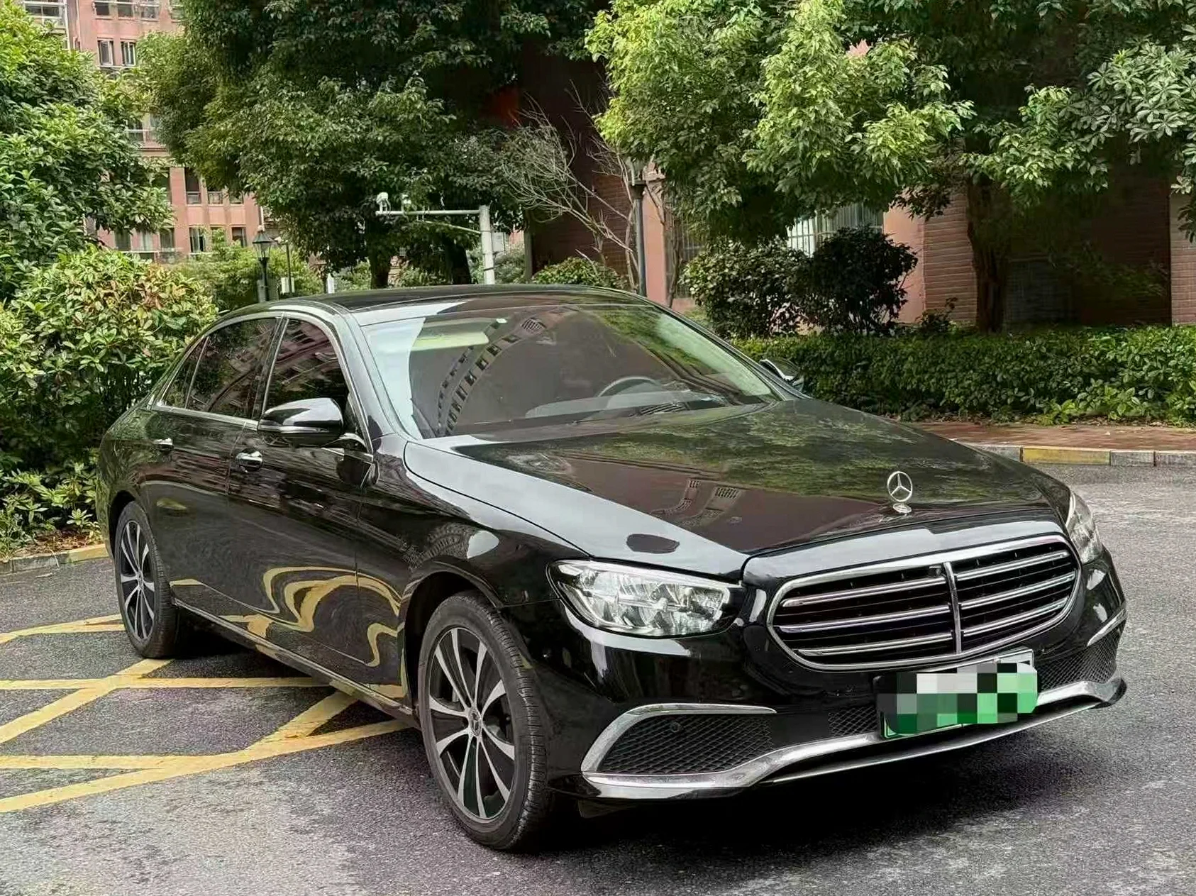 奔驰E 正面外观二