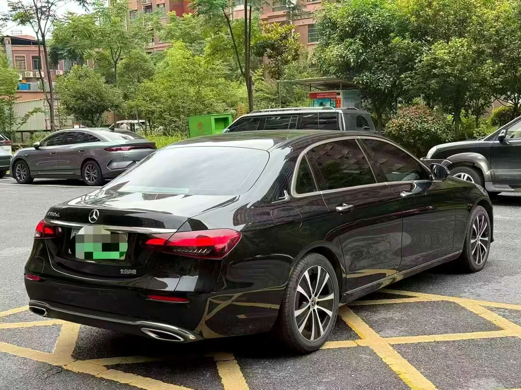 奔驰E 后面外观一