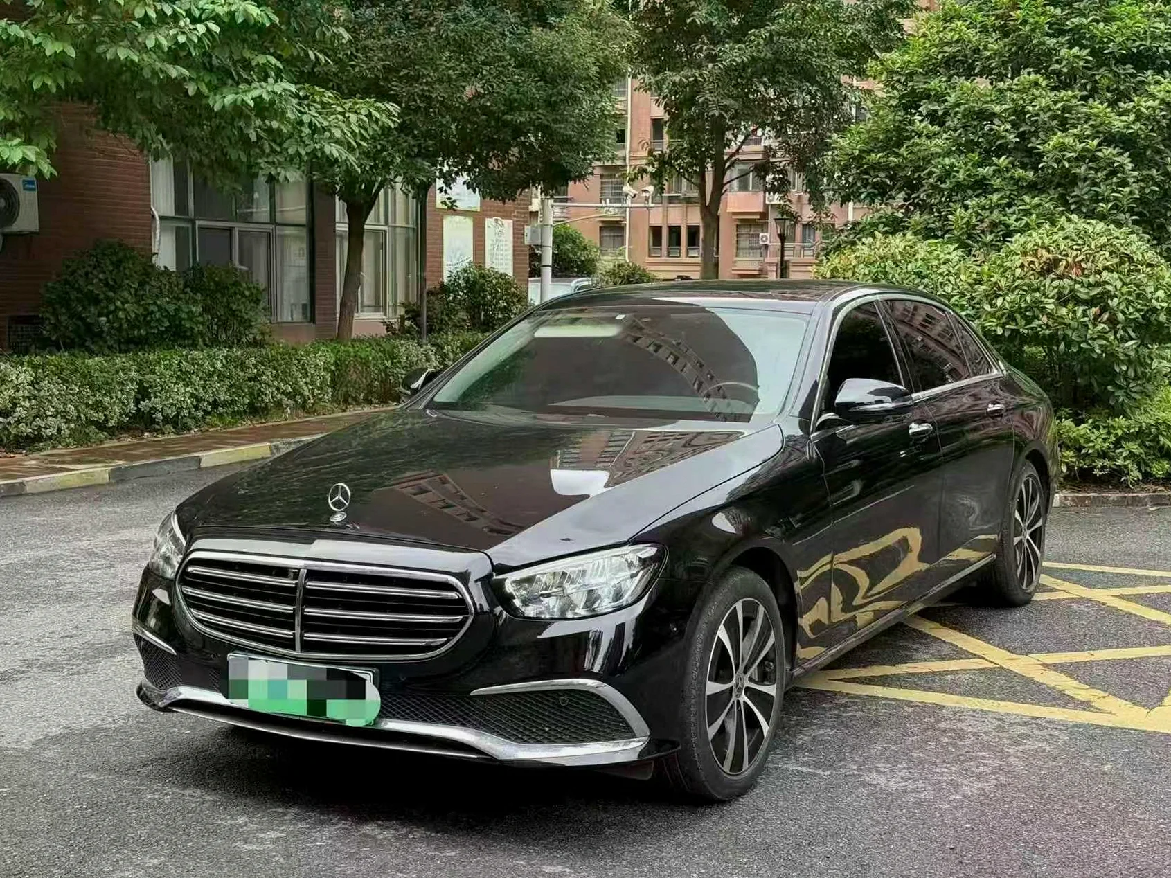 奔驰E 正面外观三
