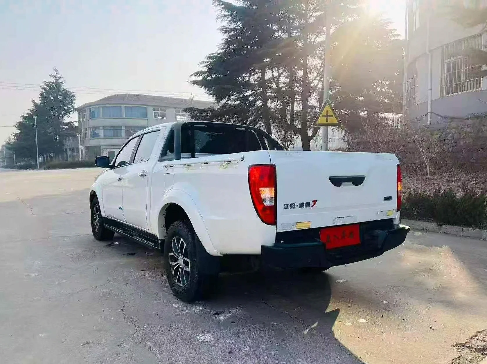 江铃域虎 后面外观一