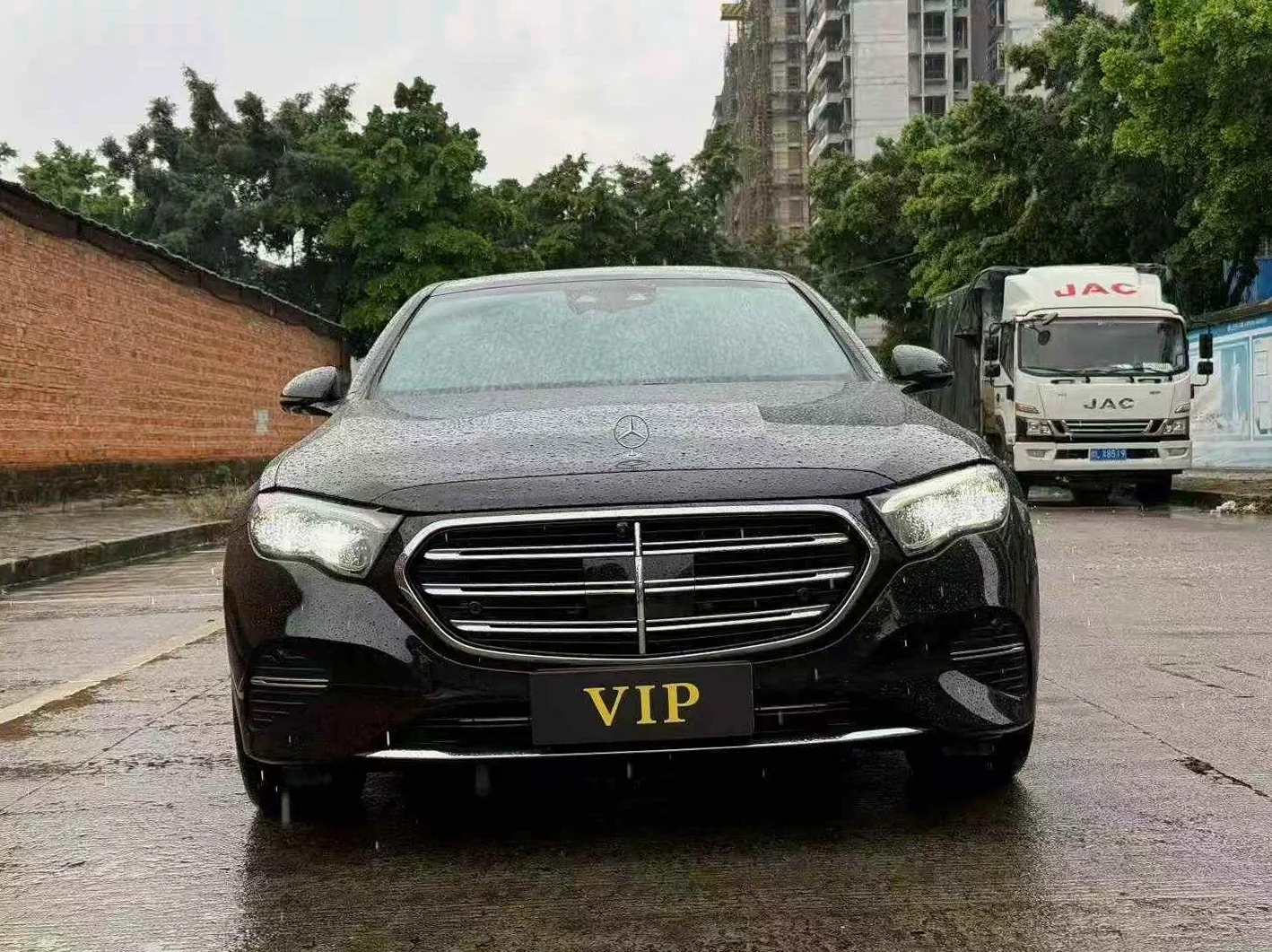 奔驰E 正面外观二