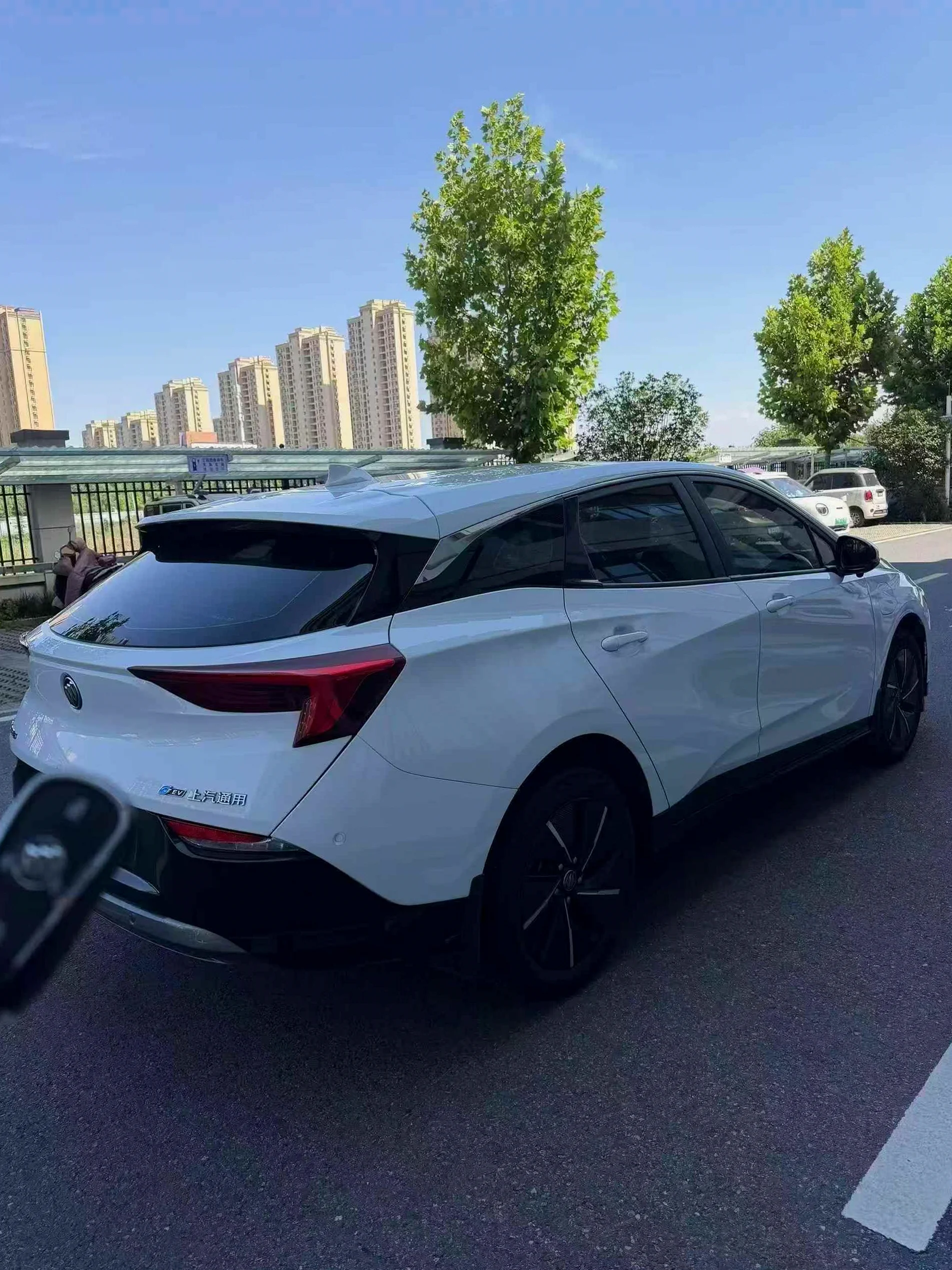 别克微蓝 后面外观一