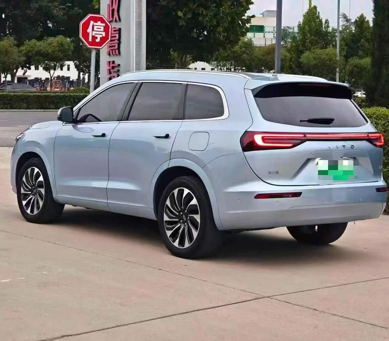 华为智选问界 后面外观三