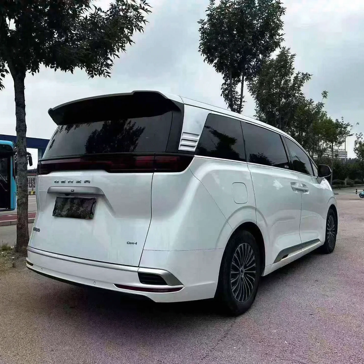 腾势D9 后面外观一