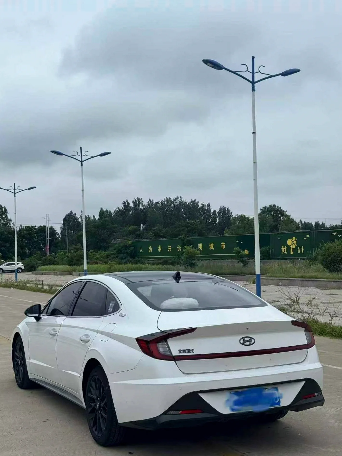 现代索纳塔 后面外观一