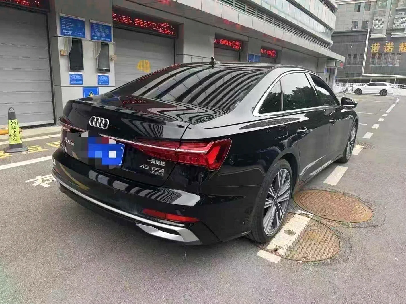 奥迪A6L 内饰前排