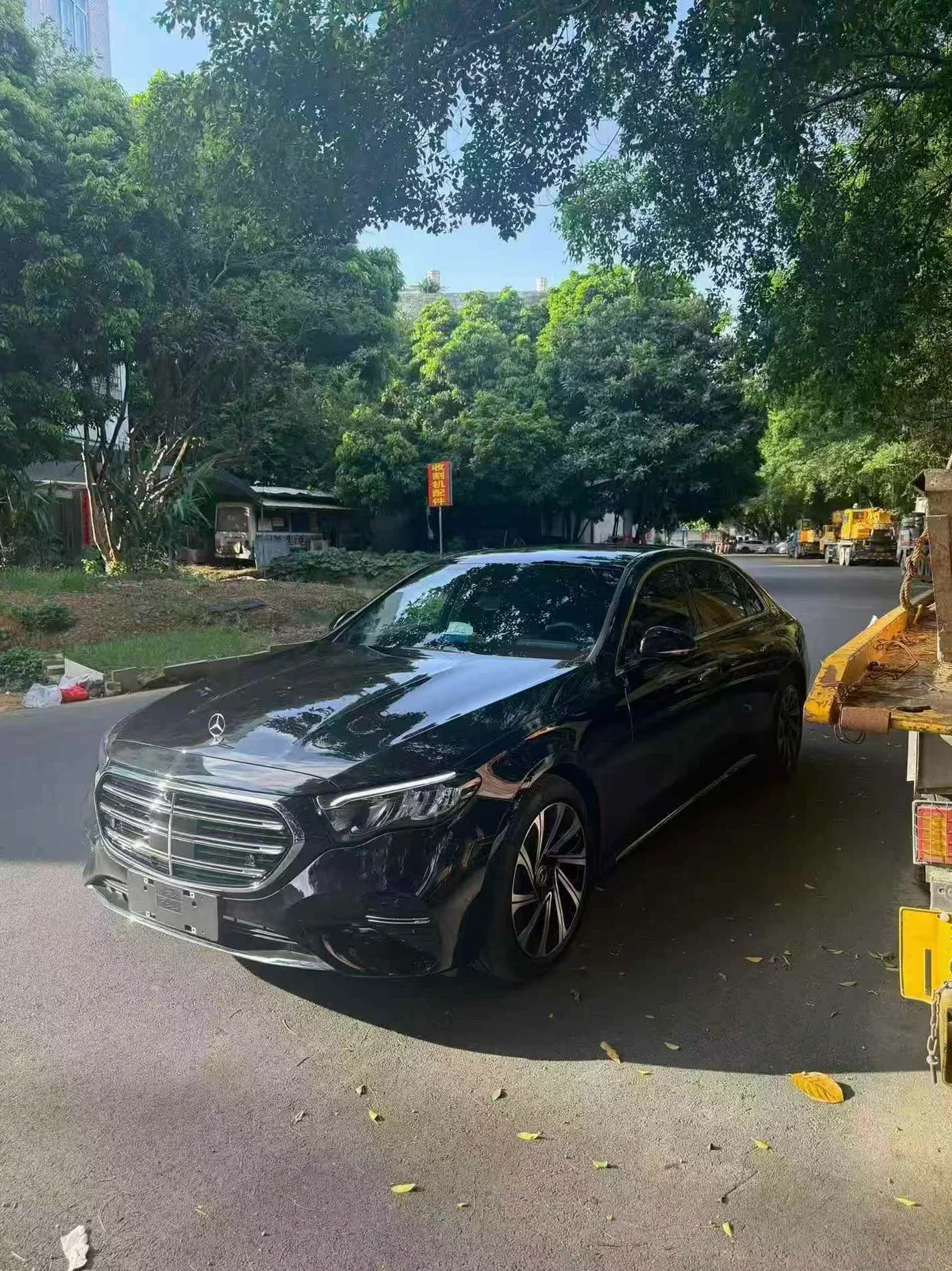 奔驰E 正面外观二