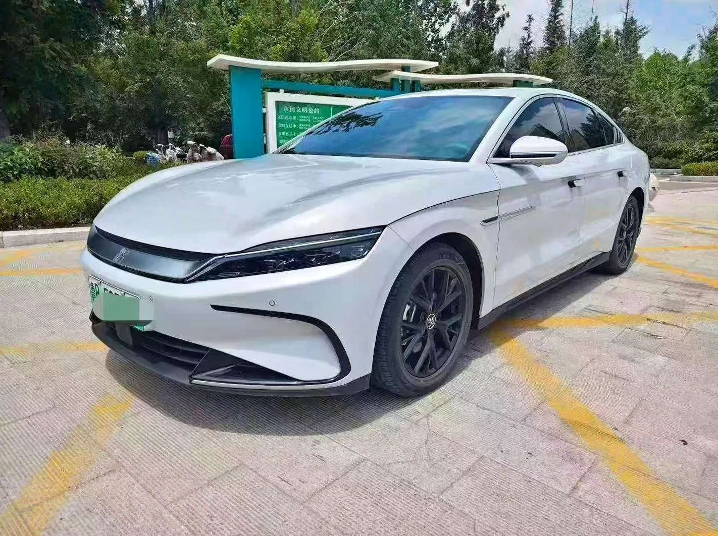 比亚迪汉 正面外观三