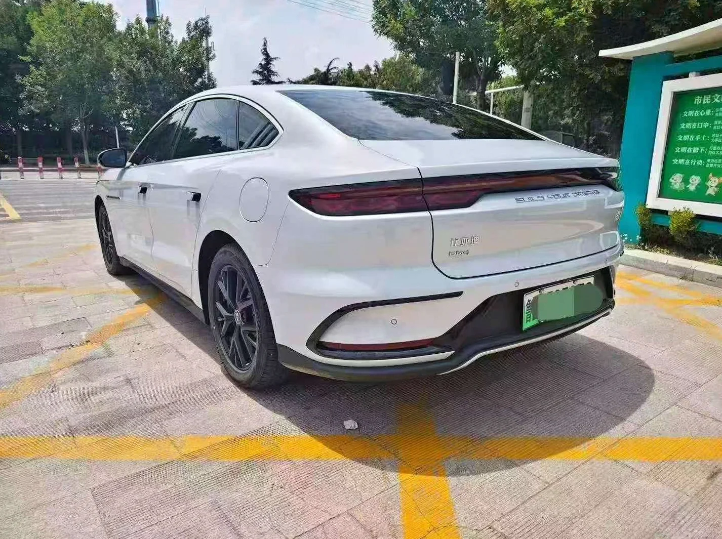 比亚迪汉 后面外观一