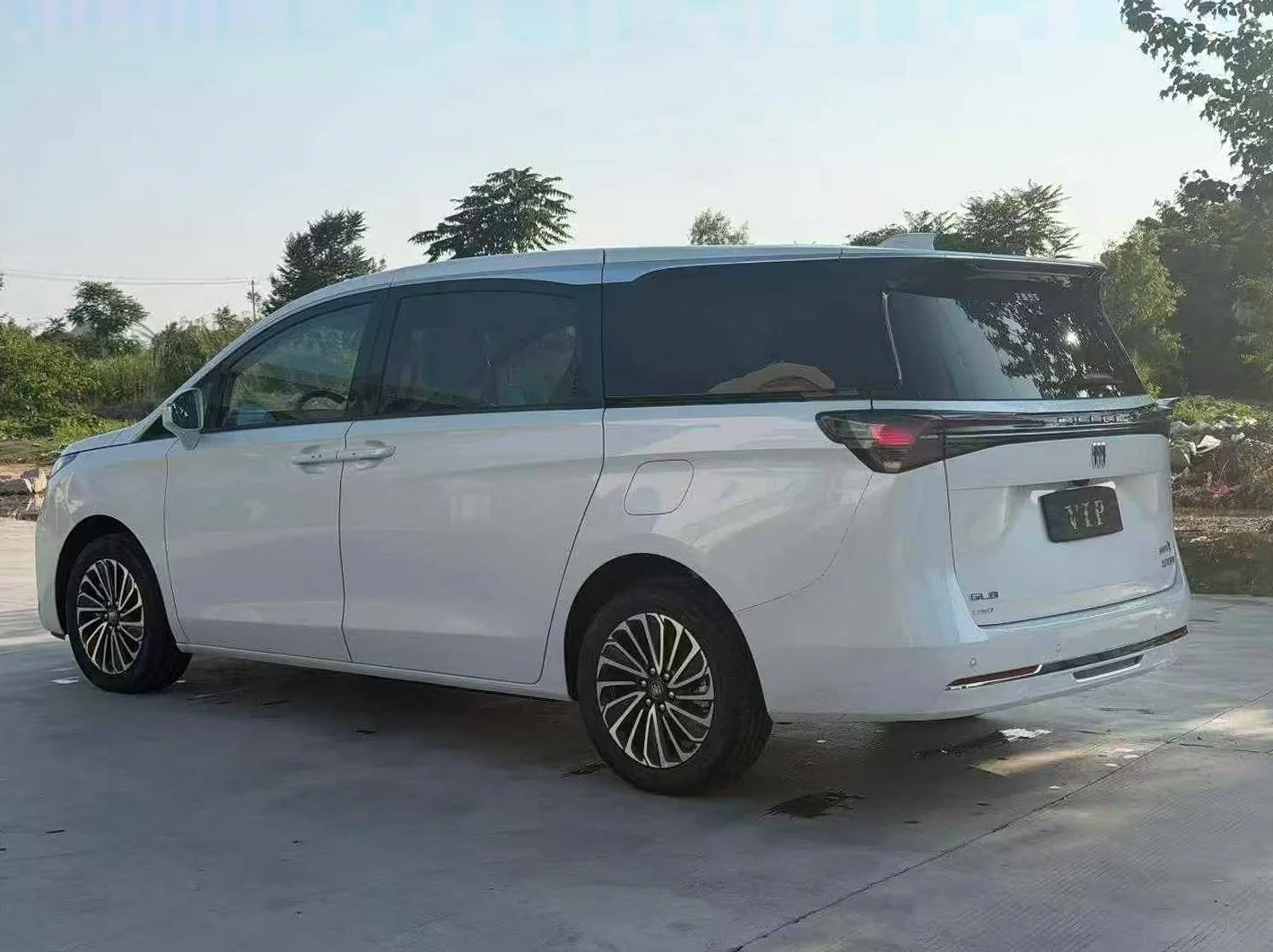 别克GL8 后面外观三