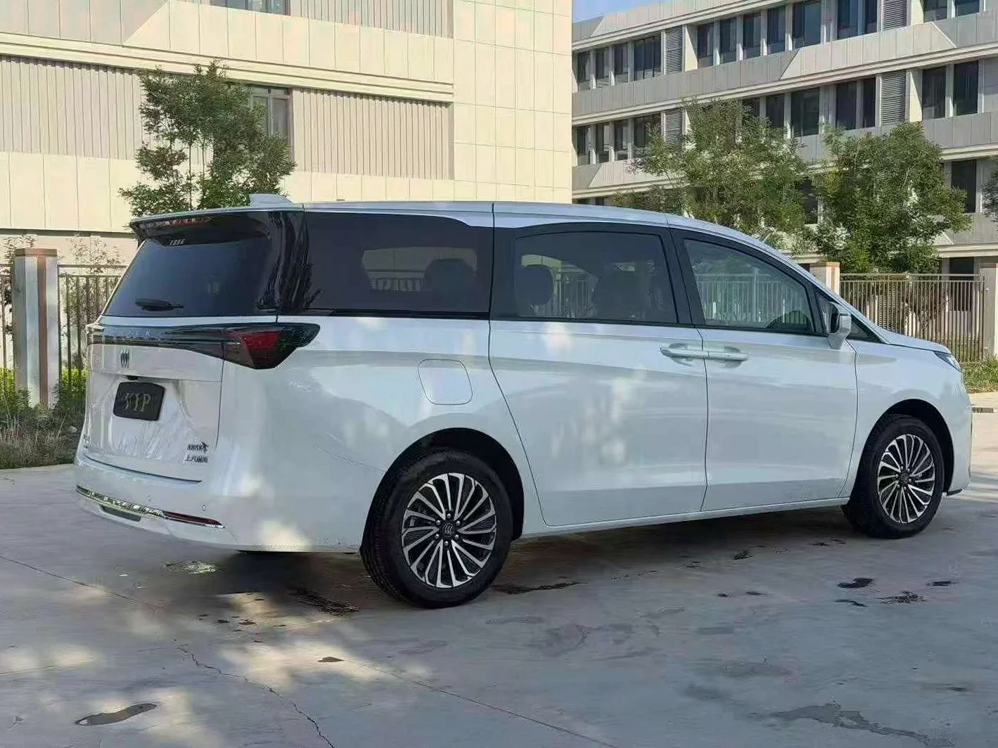 别克GL8 后面外观一
