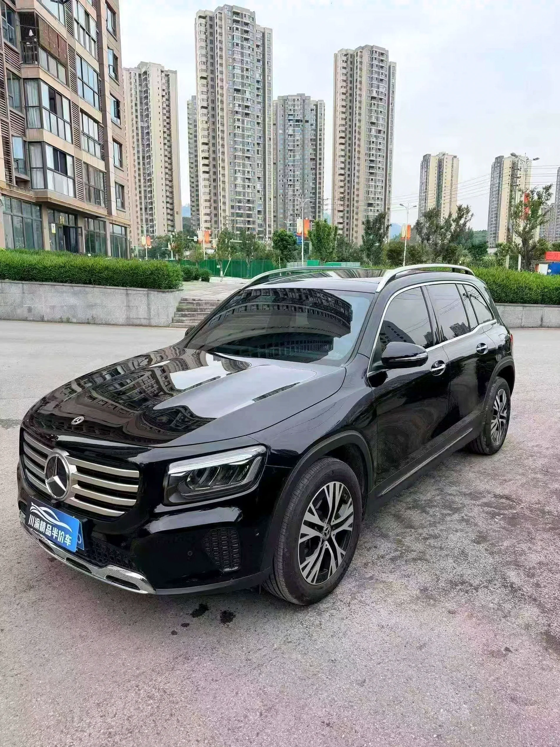 奔驰GLB 正面外观二