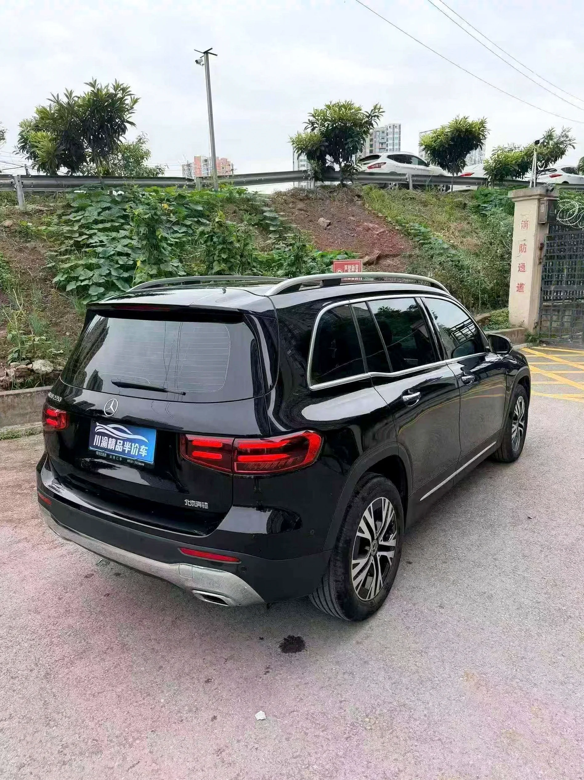 奔驰GLB 后面外观二