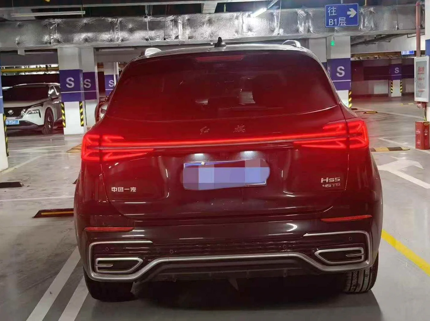 红旗HS5 后面外观一