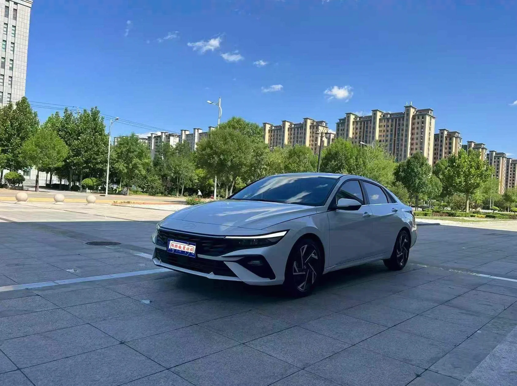 现代伊兰特 正面外观三