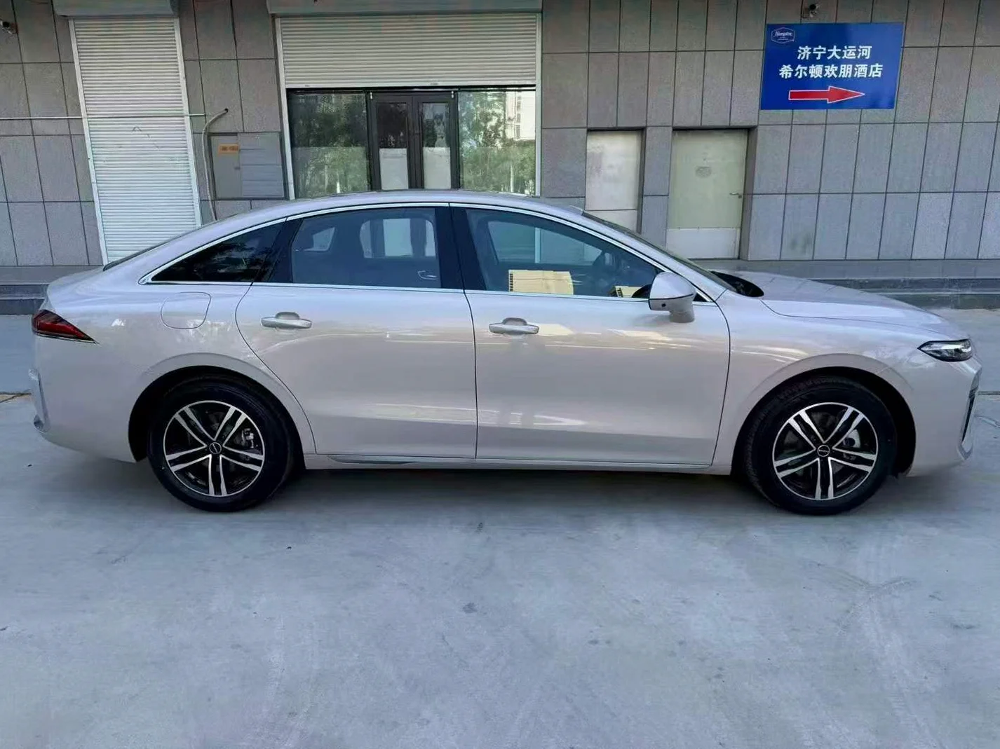 荣威M7 后面外观一