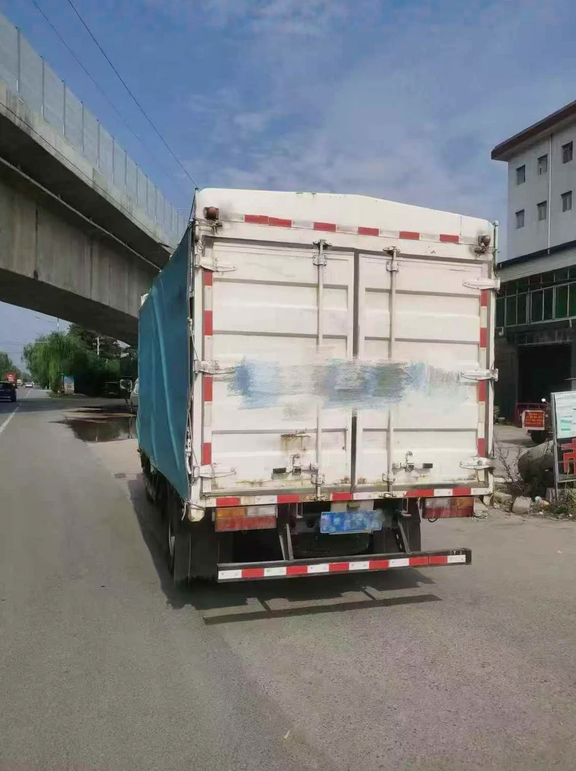 陕汽德龙 后面外观二