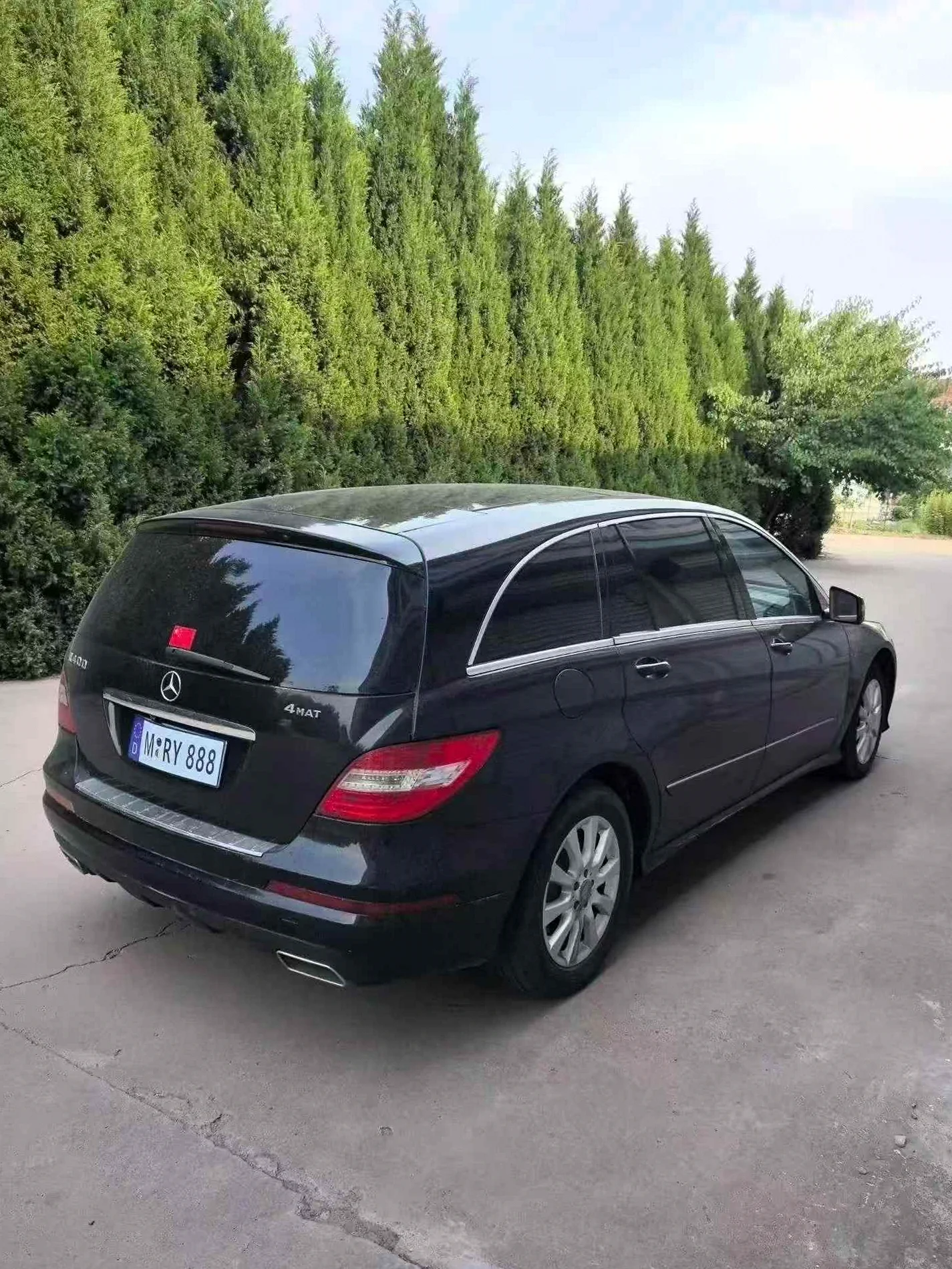 奔驰R 后面外观三