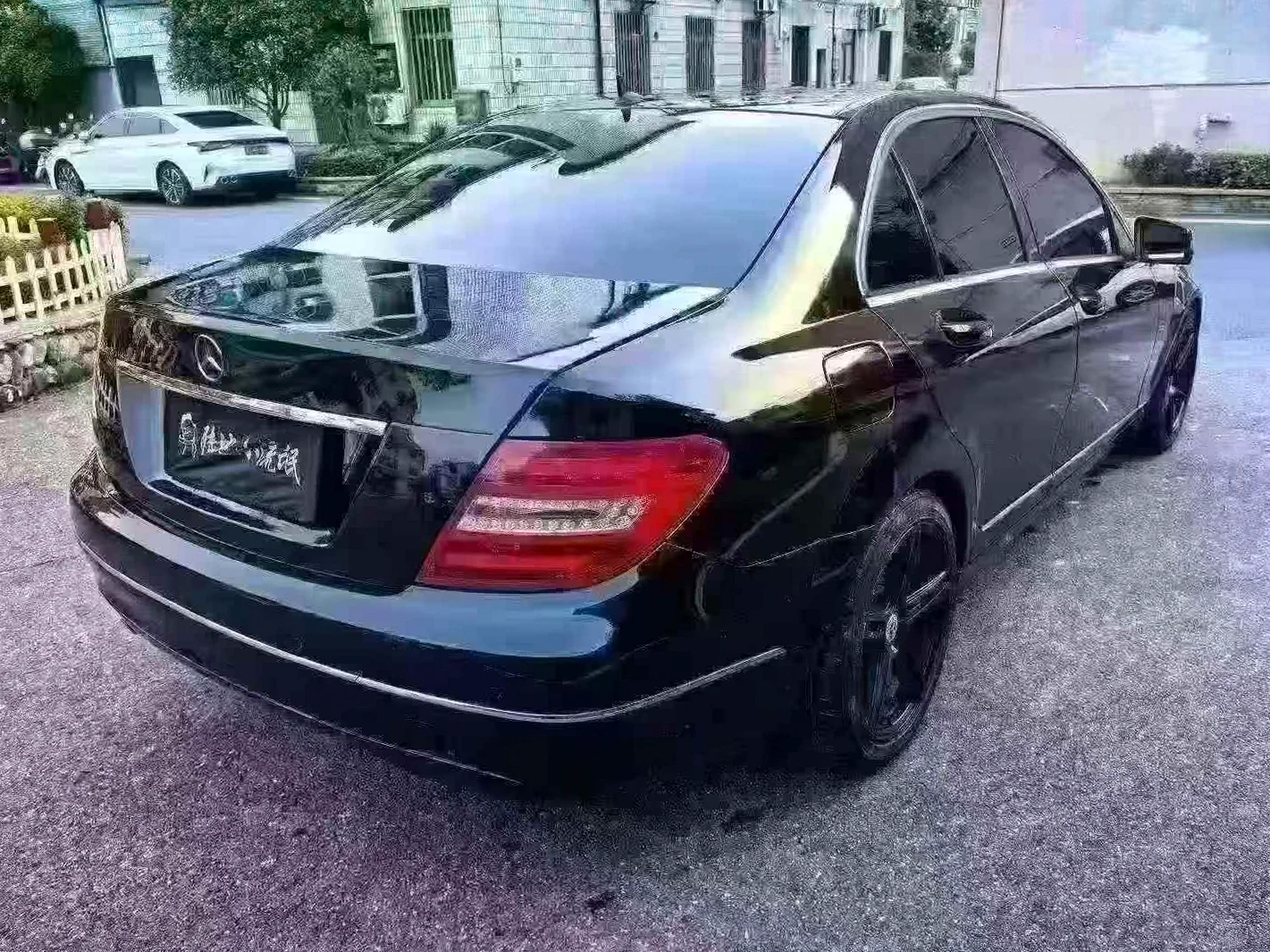 奔驰C 后面外观一