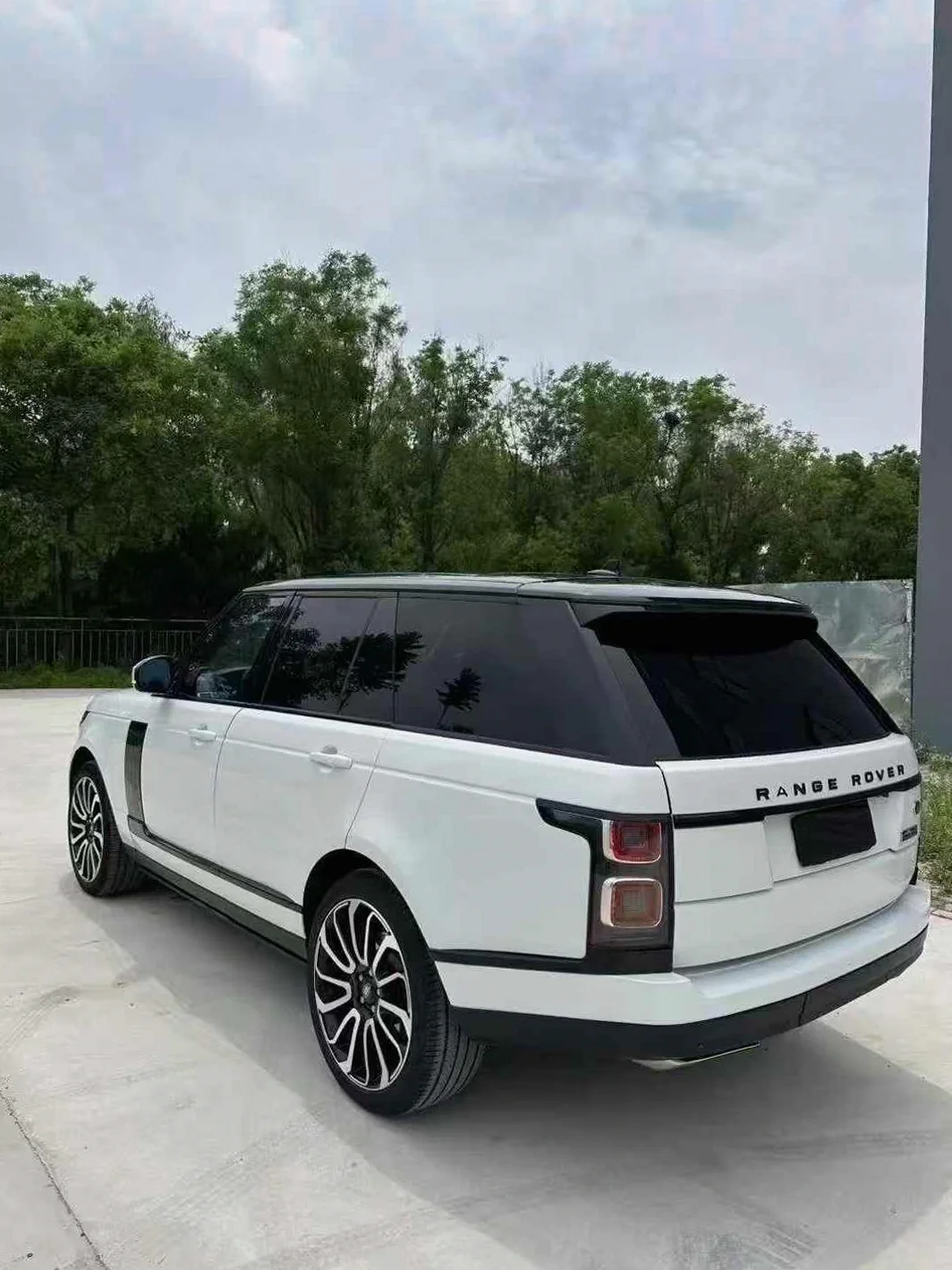 路虎揽胜行政 后面外观二