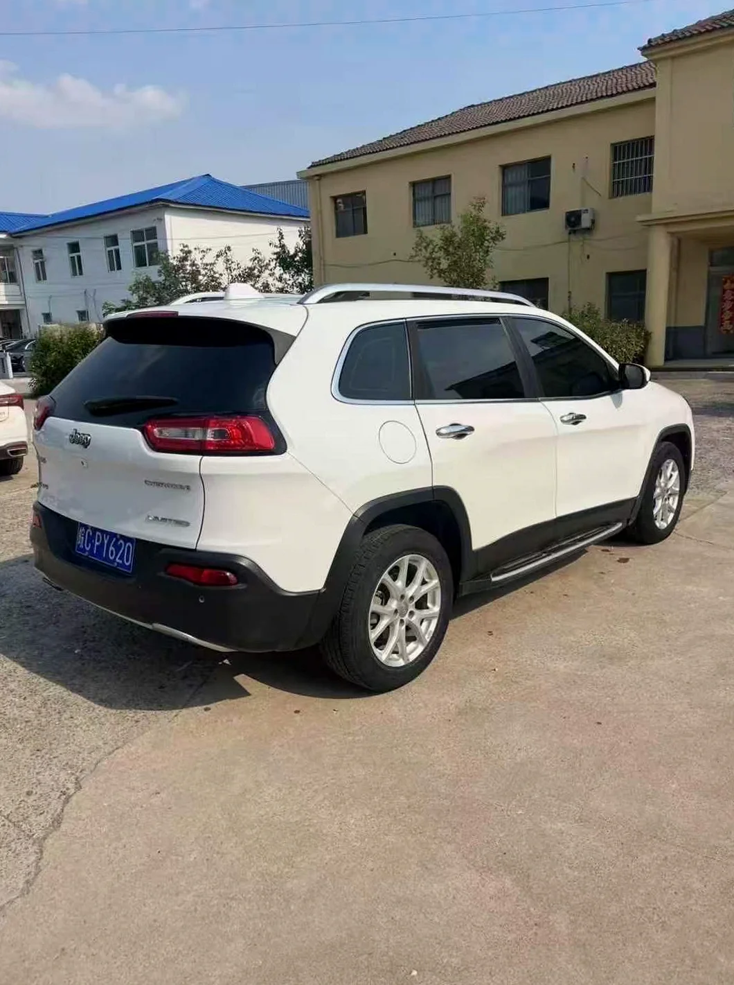 Jeep自由光 后面外观一