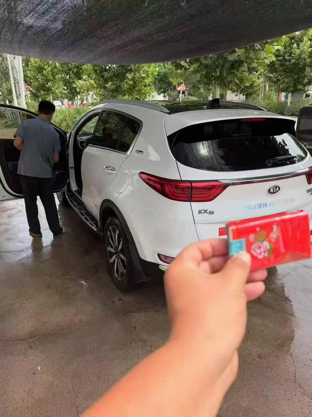 起亚KX5 后面外观一