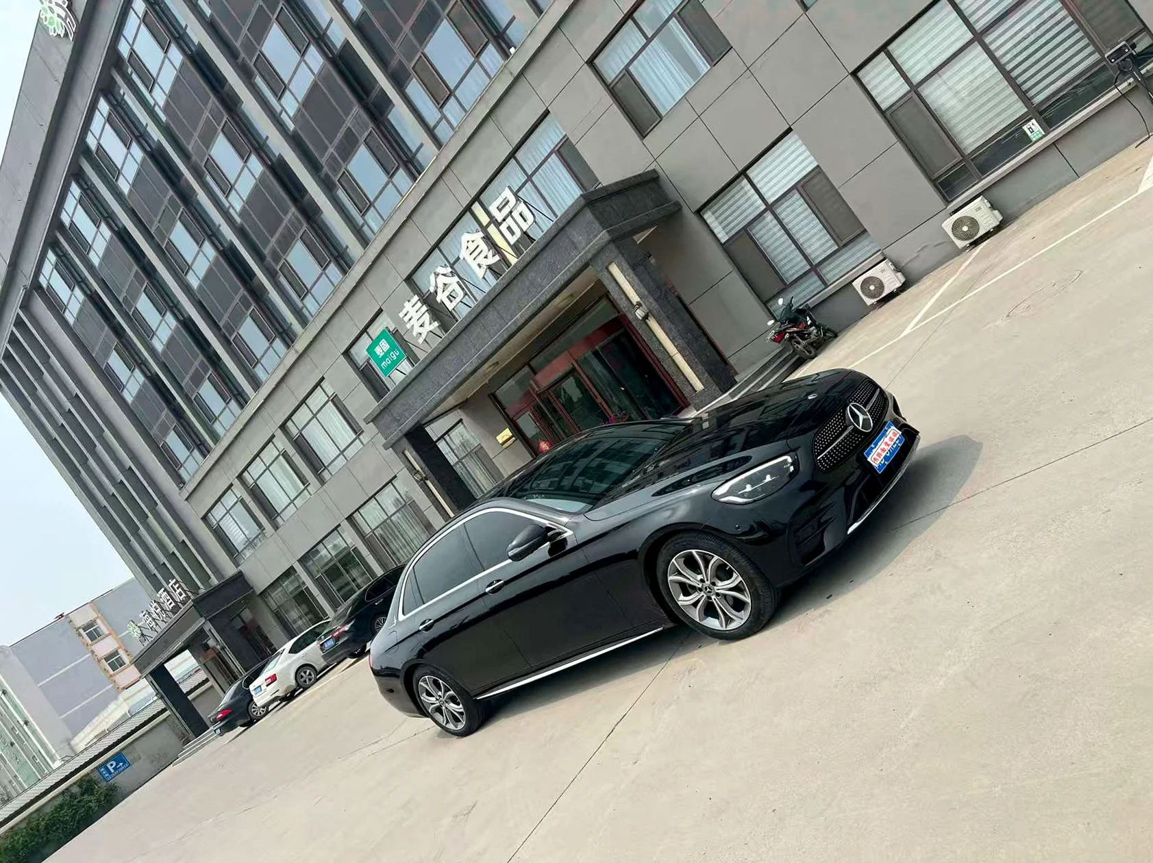 奔驰E 正面外观二