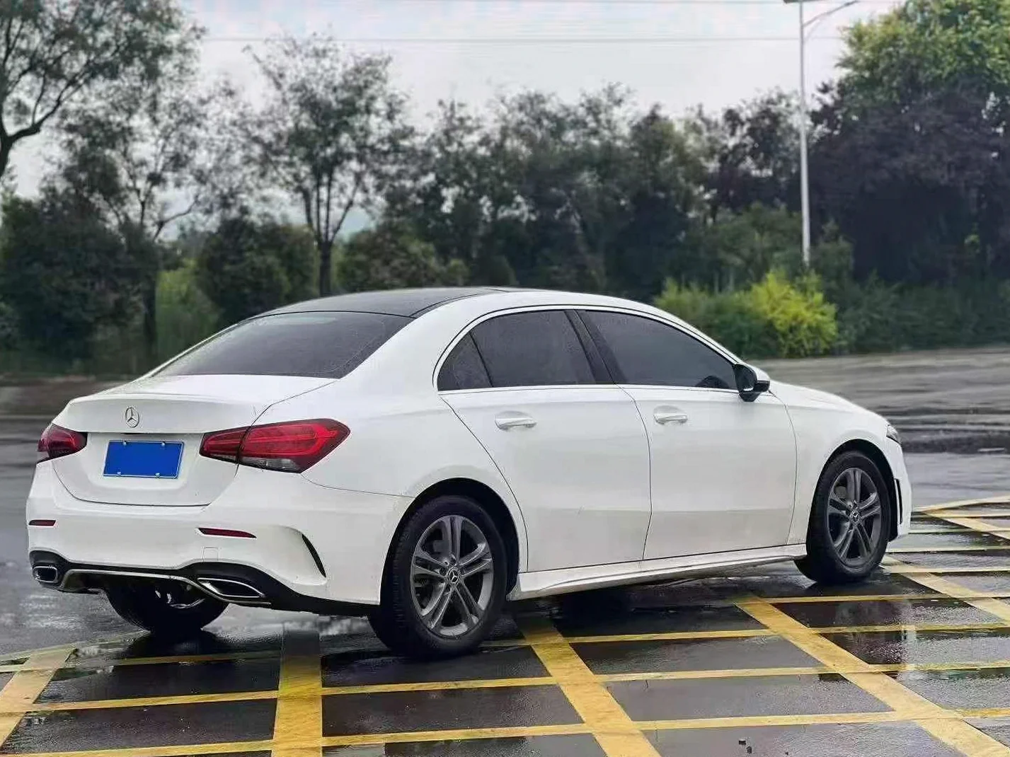 奔驰A 后面外观二