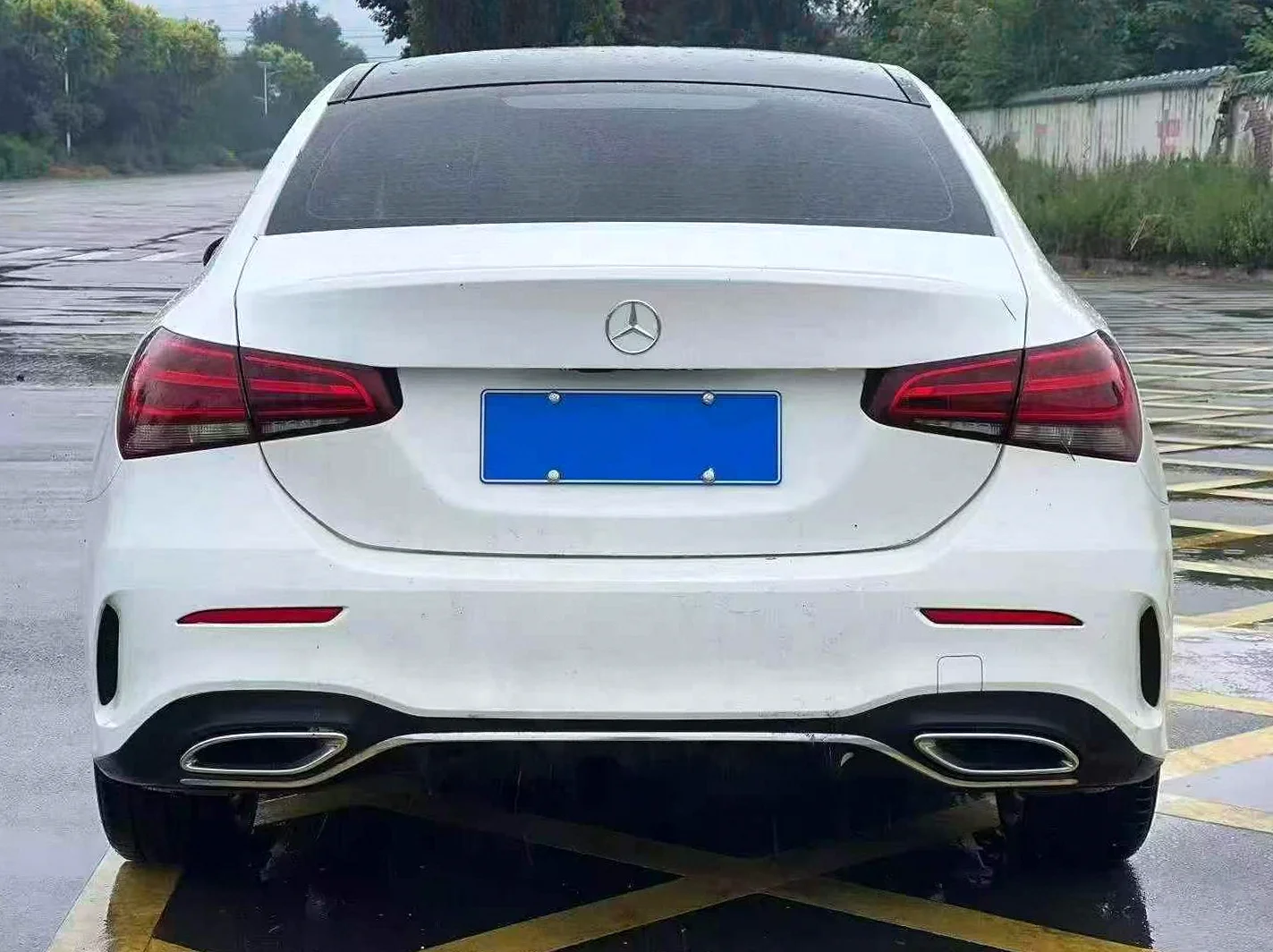 奔驰A 后面外观一
