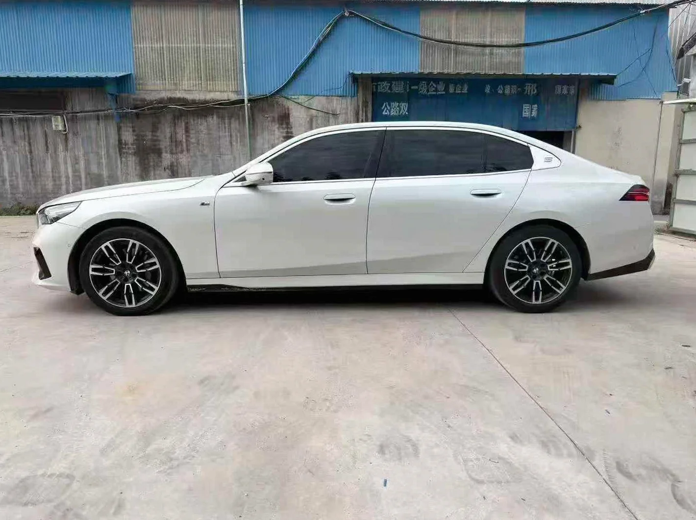 宝马5系 后面外观一