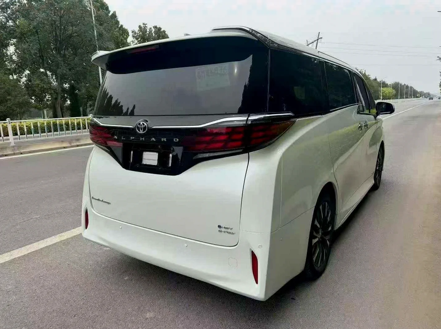 丰田埃尔法 后面外观三