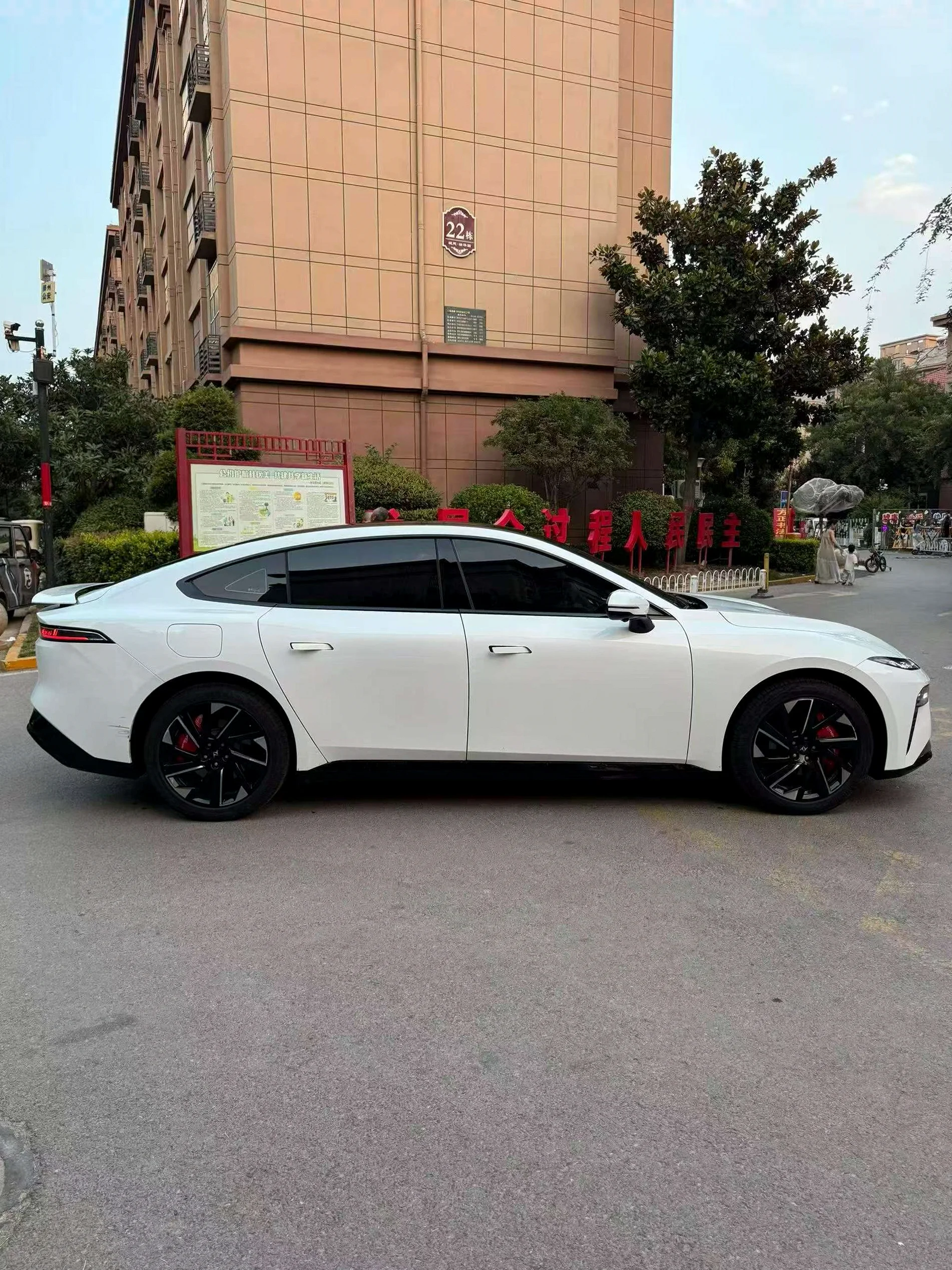 东风奕派 后面外观一