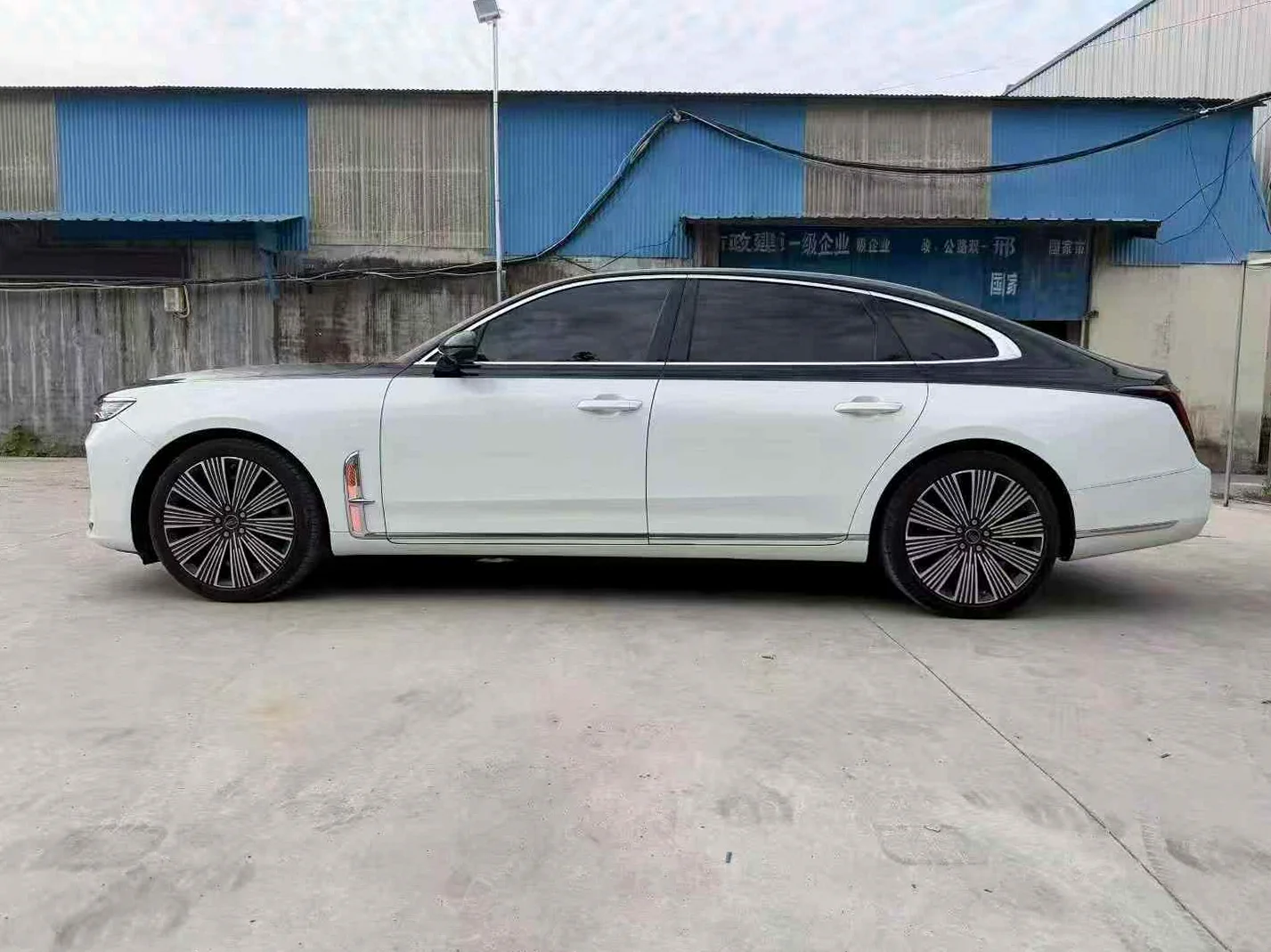 红旗H9 后面外观一