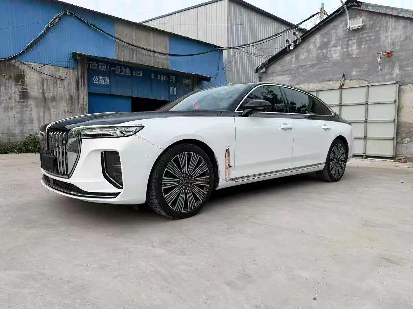 红旗H9 正面外观三