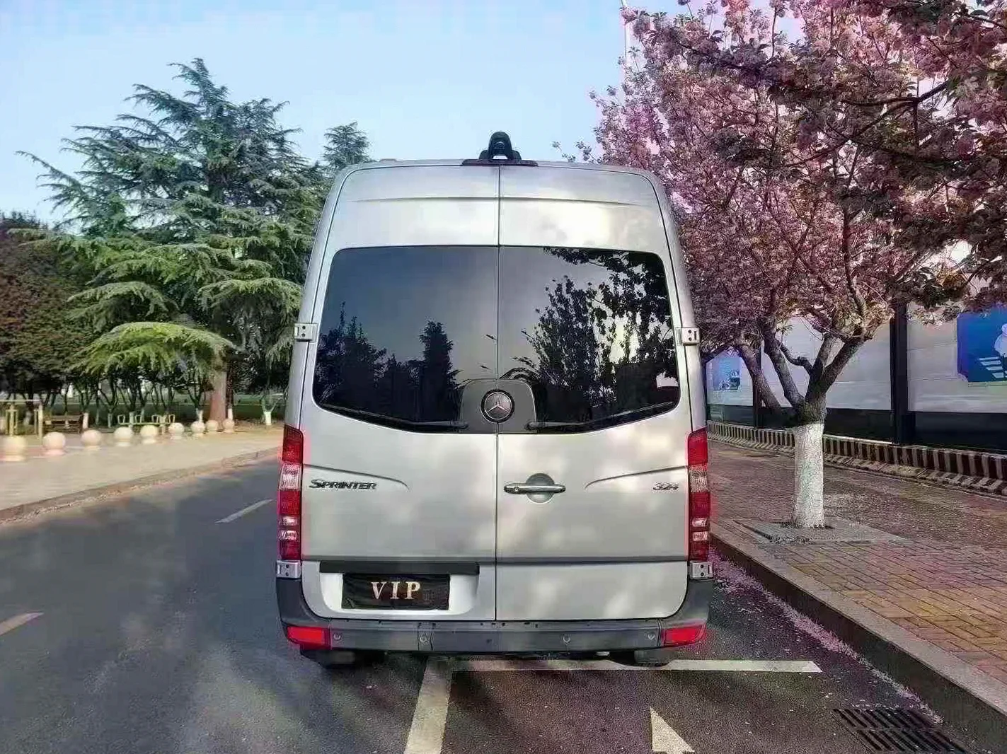 奔驰斯宾特 后面外观一