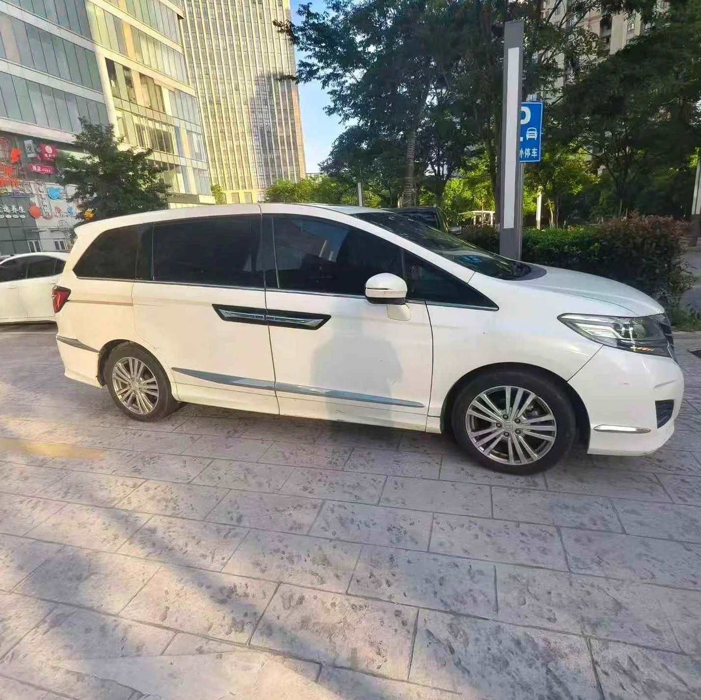 本田艾力绅 正面外观二