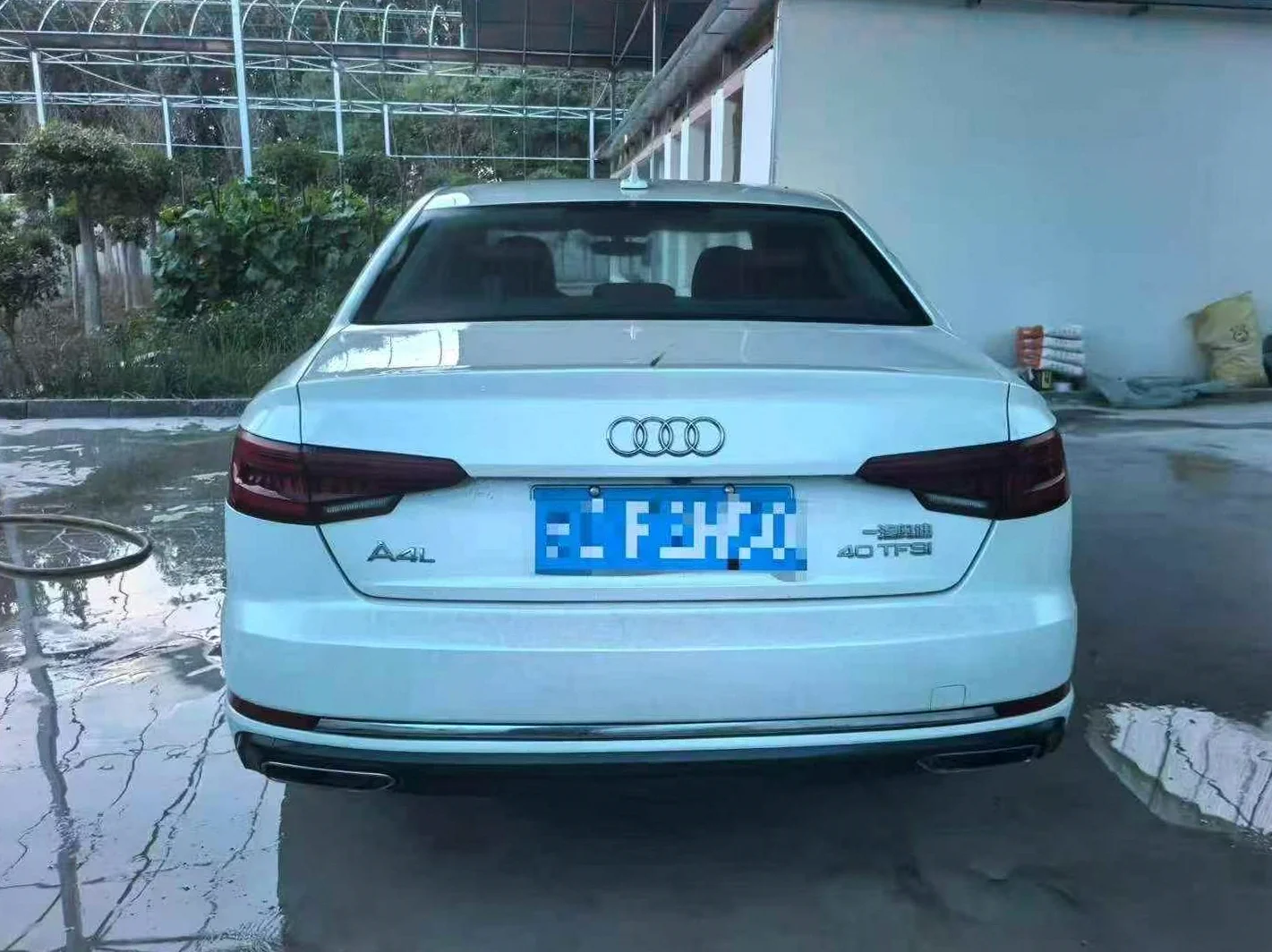 奥迪A4L 后面外观一