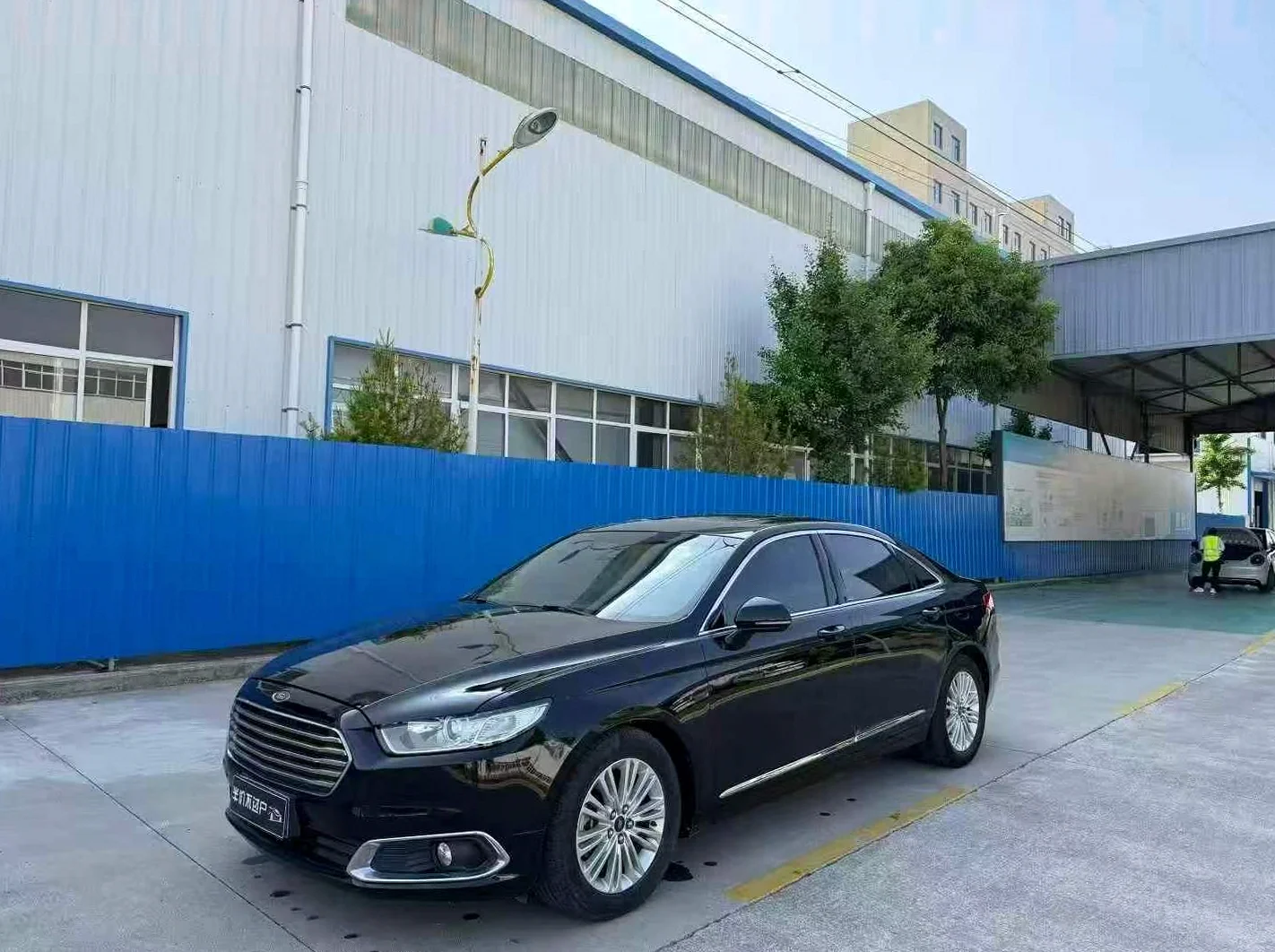 福特金牛座 正面外观三