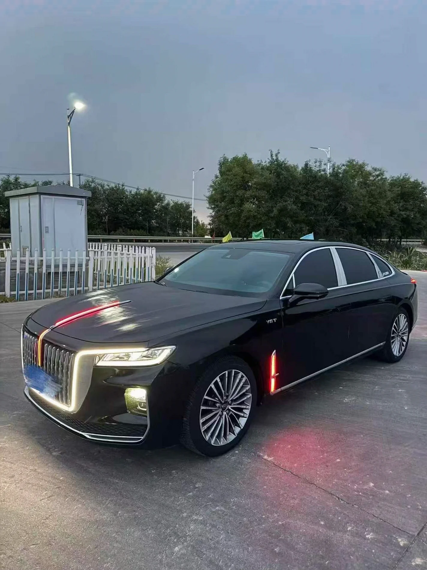 红旗H9 正面外观三