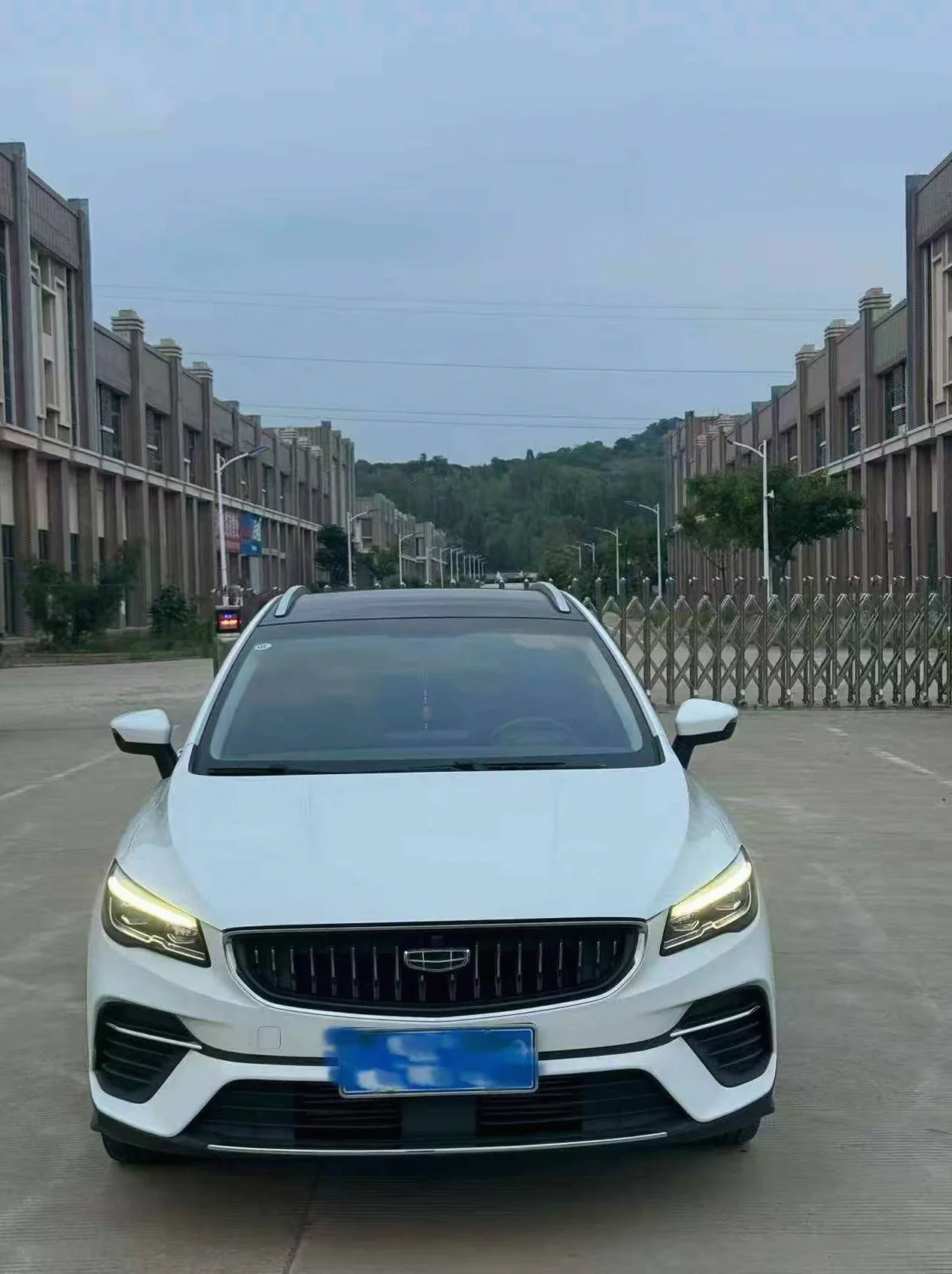 吉利帝豪 正面外观二