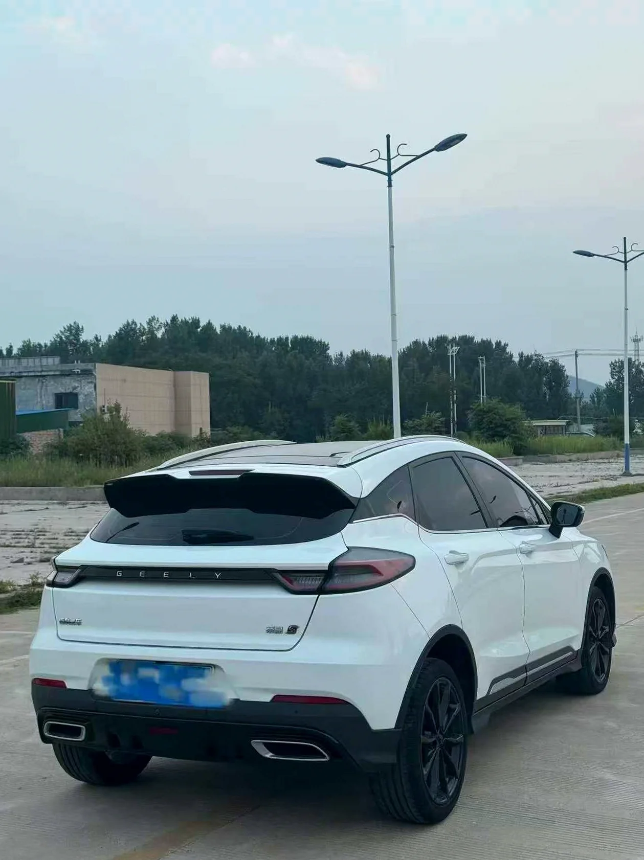 吉利帝豪 后面外观三