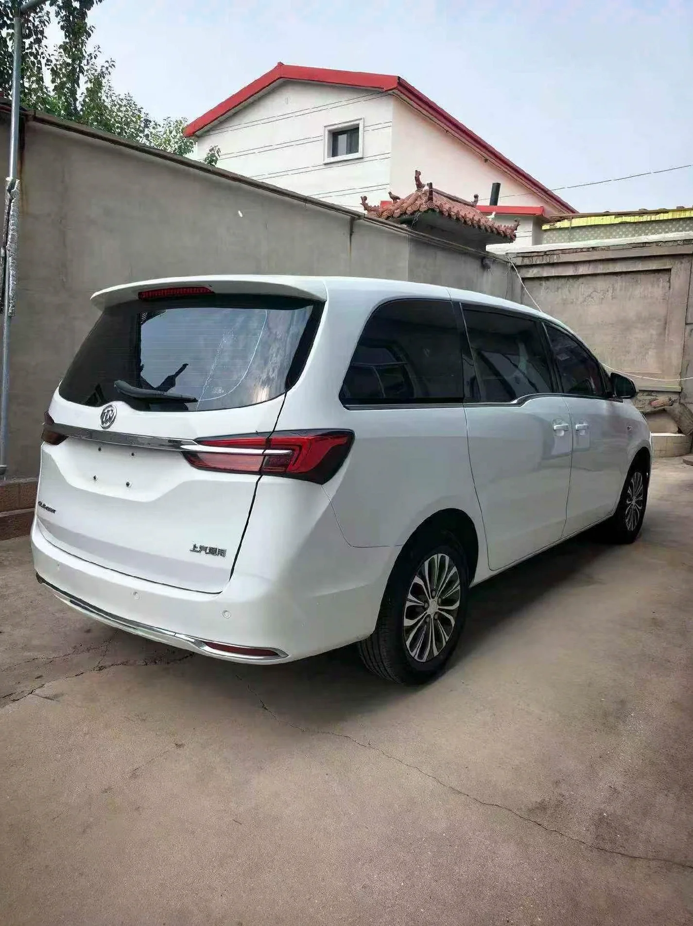 别克GL8 后面外观二