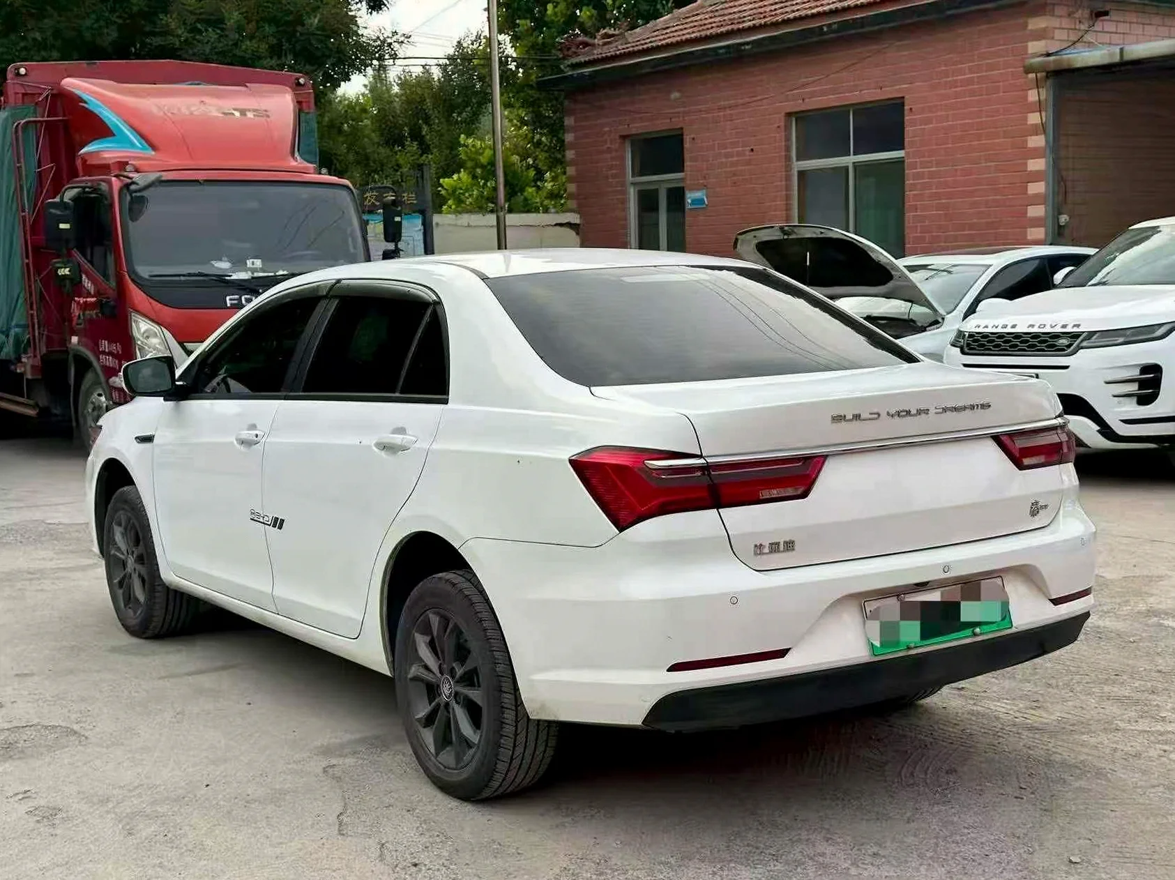 比亚迪秦 后面外观一