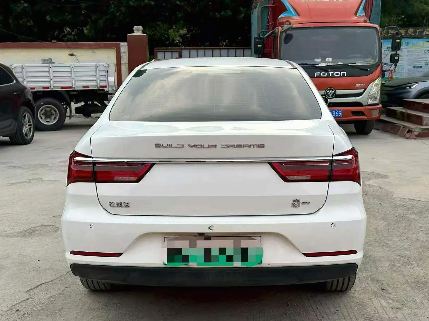 比亚迪秦 后面外观二
