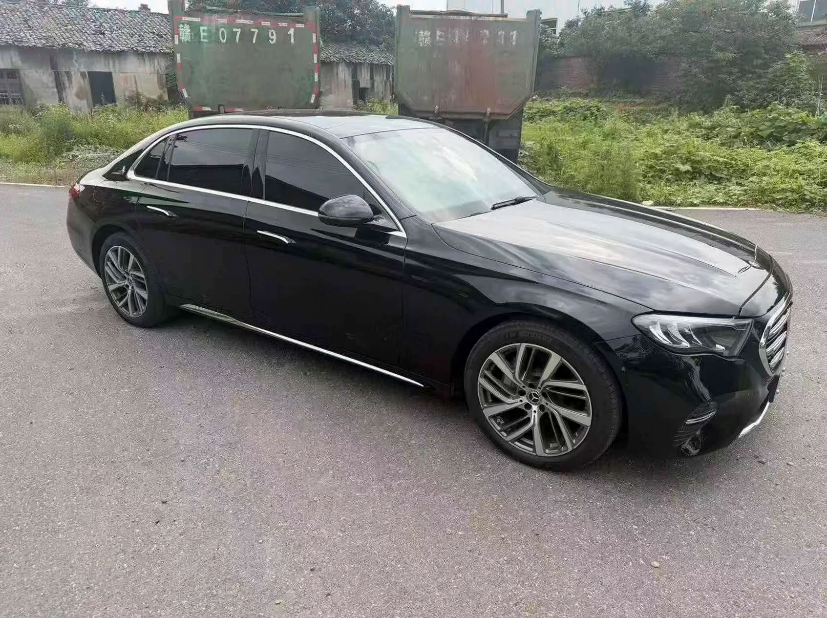 奔驰E 正面外观三