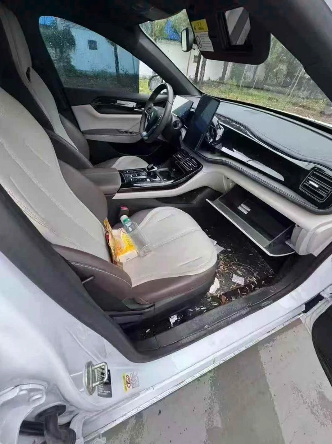 比亚迪秦 内饰前排